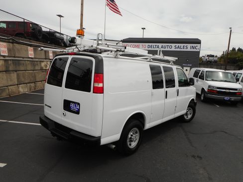 Used 2015 Chevrolet Express 2500 RWD image 4