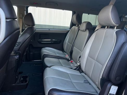 Used 2017 Kia Sedona SX Limited image 19