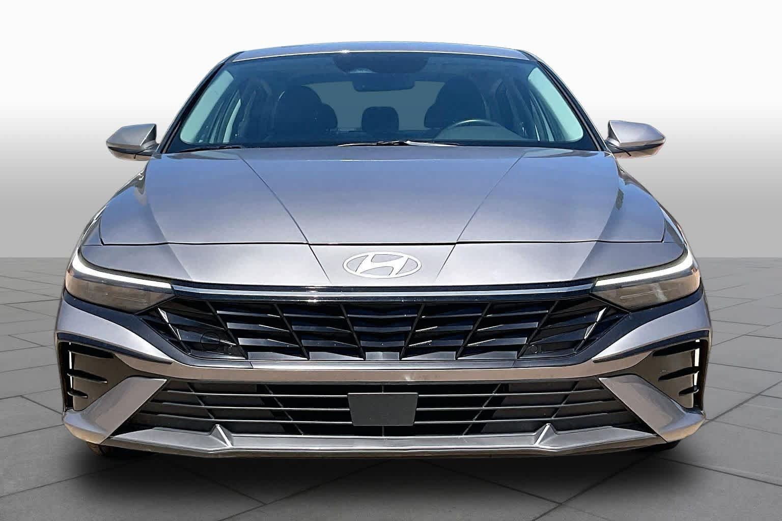 Certified 2025 Hyundai Elantra Limited FWD image 4