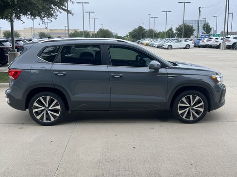 Used 2022 Volkswagen Taos SE FWD image 11