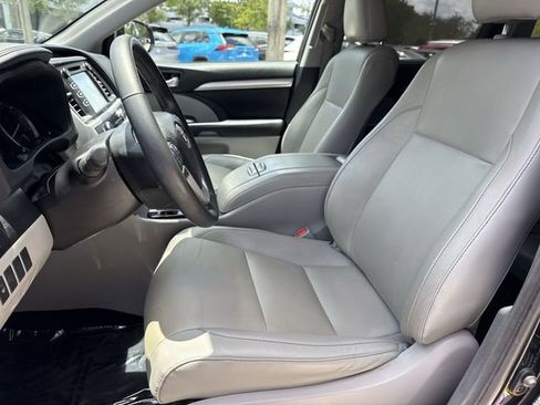 Used 2019 Toyota Highlander XLE AWD/4WD image 11