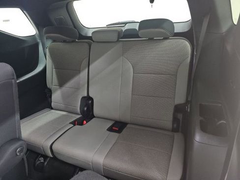Used 2025 Chevrolet Traverse LT image 6