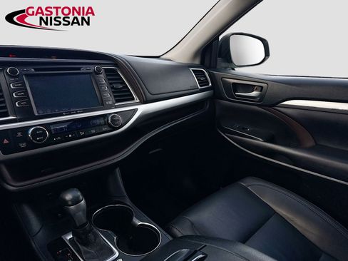 Used 2019 Toyota Highlander XLE FWD image 32