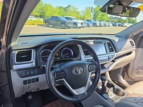 Used 2018 Toyota Highlander Limited Platinum AWD/4WD image 19