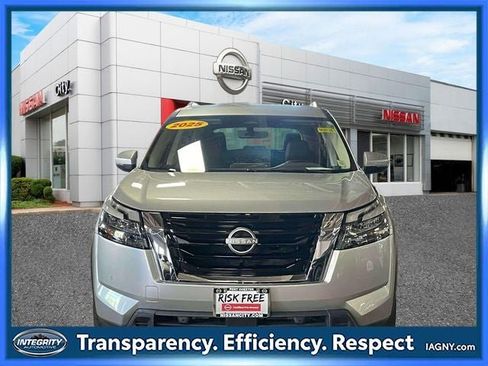 Used 2025 Nissan Pathfinder SL AWD/4WD image 2