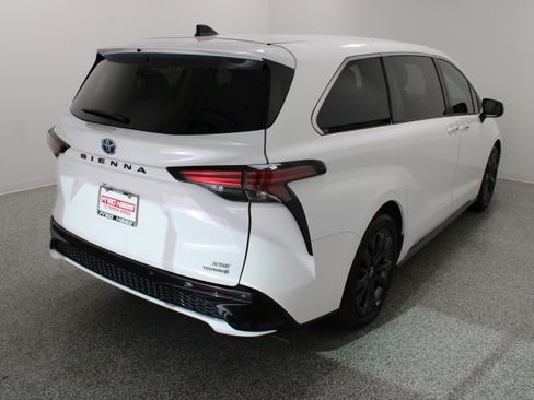 Used 2023 Toyota Sienna XSE FWD image 7