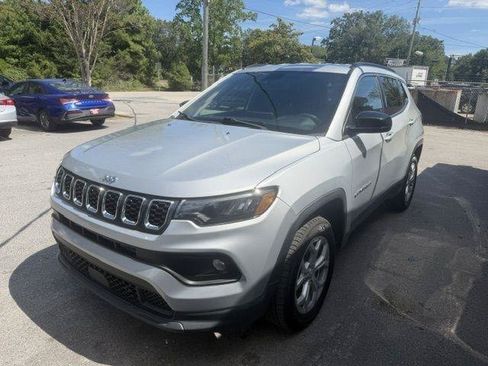 Used 2024 Jeep Compass Latitude AWD/4WD image 2