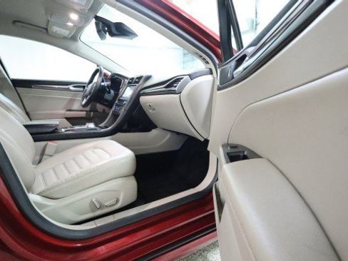 Used 2017 Ford Fusion SE w/ Fusion SE Technology Package image 10