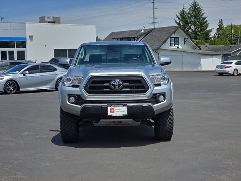 Certified 2022 Toyota Tacoma SR5 AWD/4WD image 3