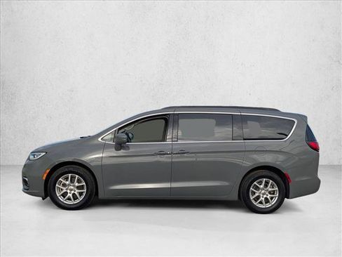 Used 2022 Chrysler Pacifica Touring-L image 9