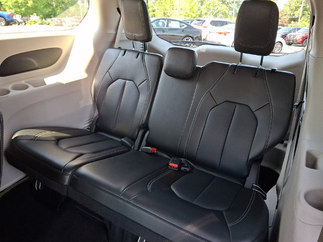 Used 2024 Chrysler Pacifica Touring-L FWD image 11