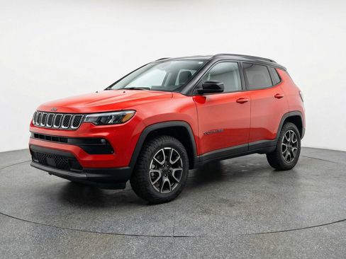 Used 2025 Jeep Compass Trailhawk image 3