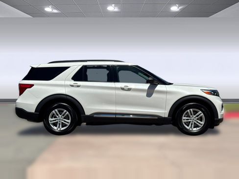 Used 2024 Ford Explorer XLT RWD image 8