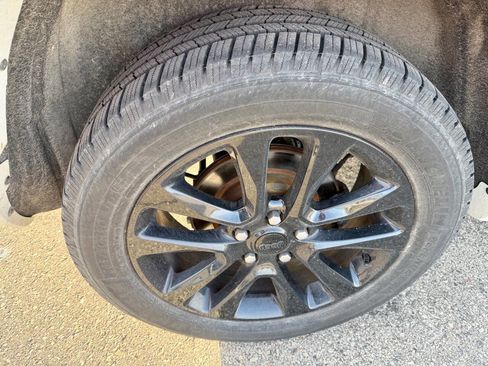 Used 2018 Jeep Grand Cherokee Altitude AWD/4WD image 12