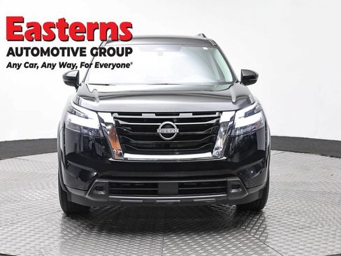 Used 2025 Nissan Pathfinder SV FWD image 2