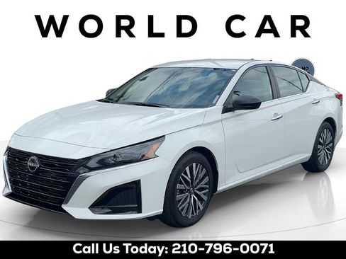 Used 2025 Nissan Altima 2.5 SV FWD image 3