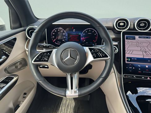 Used 2024 Mercedes-Benz GLC 300 4MATIC image 16