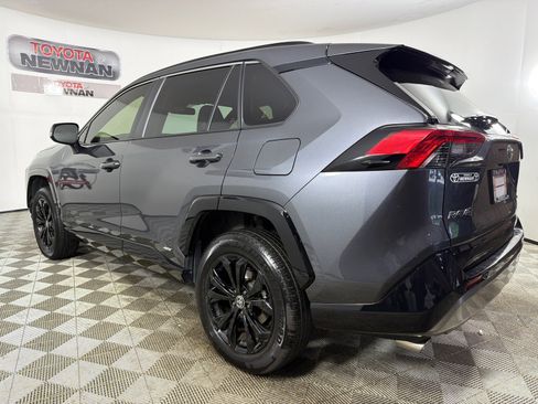 Used 2023 Toyota RAV4 SE image 5