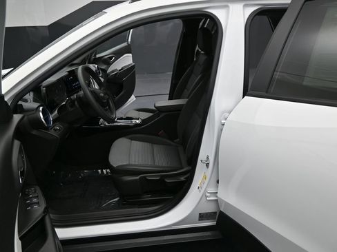 Certified 2025 Chevrolet Trax LT FWD image 12