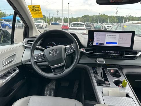 Used 2025 Toyota Sienna XLE FWD image 12