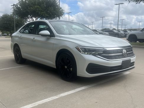Used 2023 Volkswagen Jetta SE w/ Panoramic Sunroof Package FWD image 2
