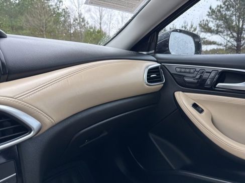 Used 2017 INFINITI QX30 Premium w/ Navigation Package image 24