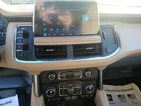 Used 2024 Chevrolet Suburban Premier image 21