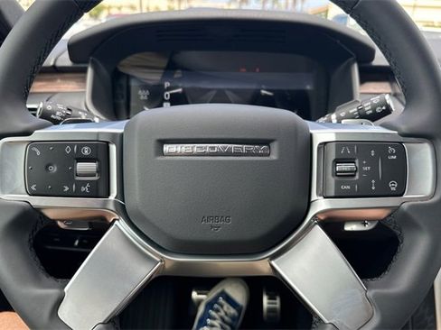 New 2025 Land Rover Discovery Dynamic SE image 24