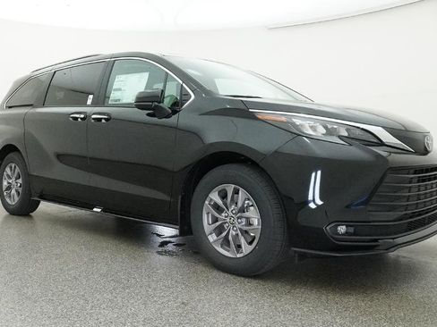 New 2026 Toyota Sienna XLE FWD image 2