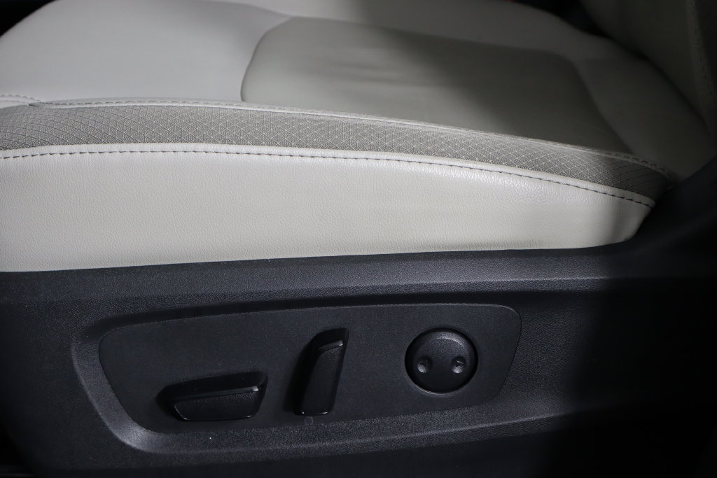 Used 2024 Nissan Pathfinder SL w/ Black Appearance Package FWD image 22