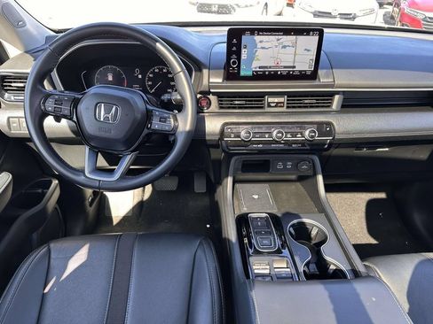 Used 2025 Honda Pilot Touring image 17