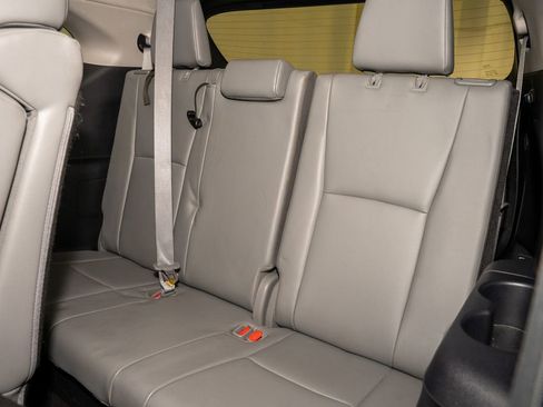 Certified 2023 Toyota Highlander XLE image 10