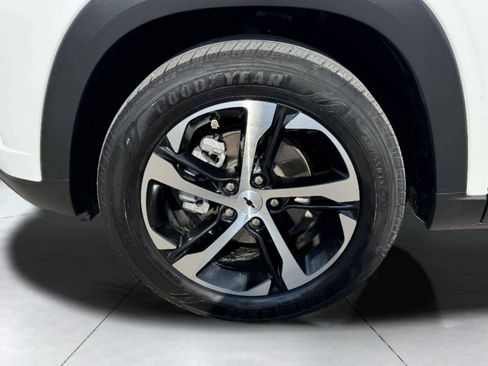 Used 2025 Chevrolet Trax RS w/ Sunroof Package FWD image 58