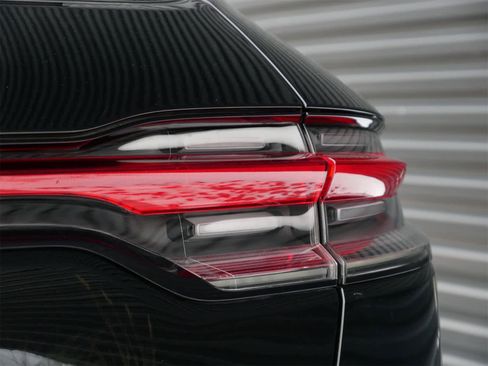 Used 2025 Porsche Macan image 8