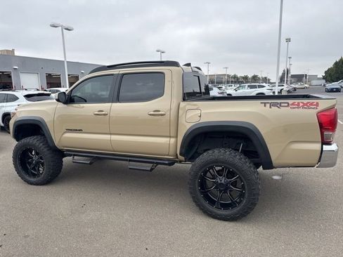 Used 2017 Toyota Tacoma TRD Off-Road image 12