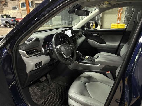 Used 2023 Toyota Highlander XLE image 30