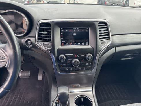 Used 2019 Jeep Grand Cherokee Laredo image 16