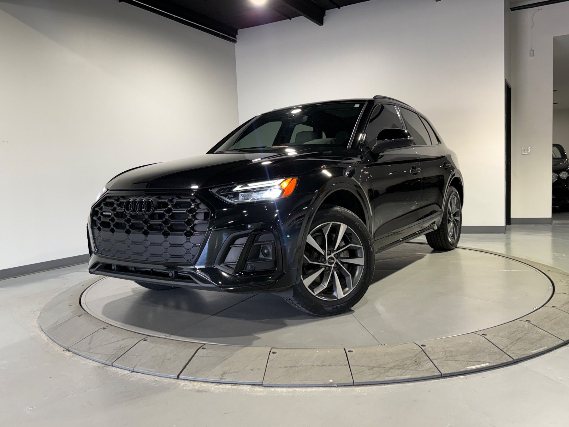 Used 2024 Audi Q5 2.0T Premium w/ Summer of Audi Package AWD/4WD image 2