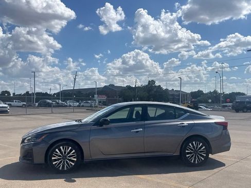 Certified 2025 Nissan Altima 2.5 SV FWD image 13