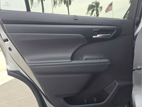 Certified 2025 Toyota Highlander XLE FWD image 17