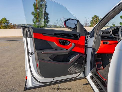 Used 2025 Lamborghini Urus SE AWD/4WD image 44