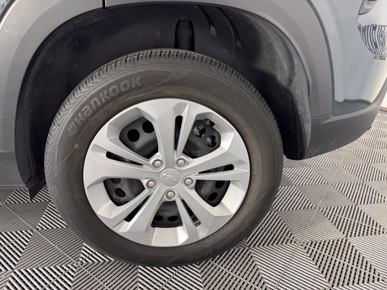 Used 2025 Chevrolet Trax LS FWD image 13