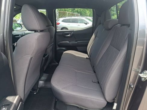 Used 2018 Toyota Tacoma TRD Off-Road AWD/4WD image 10