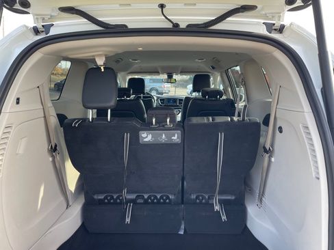 Used 2020 Chrysler Pacifica Touring-L image 17