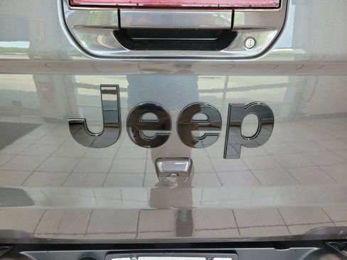 Used 2021 Jeep Gladiator Overland AWD/4WD image 13