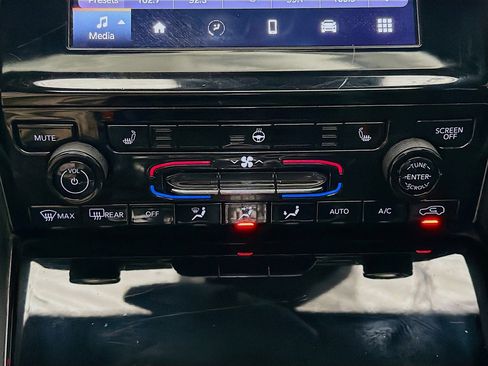 Used 2021 Jeep Grand Cherokee L Laredo image 10