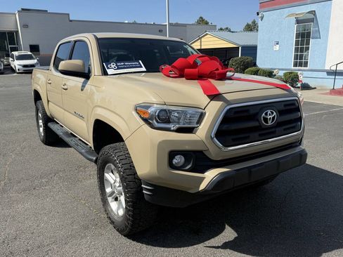 Used 2016 Toyota Tacoma SR5 w/ Towing Package image 7