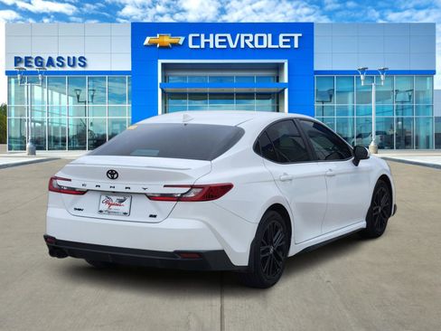 Used 2025 Toyota Camry SE w/ Convenience Package FWD image 4