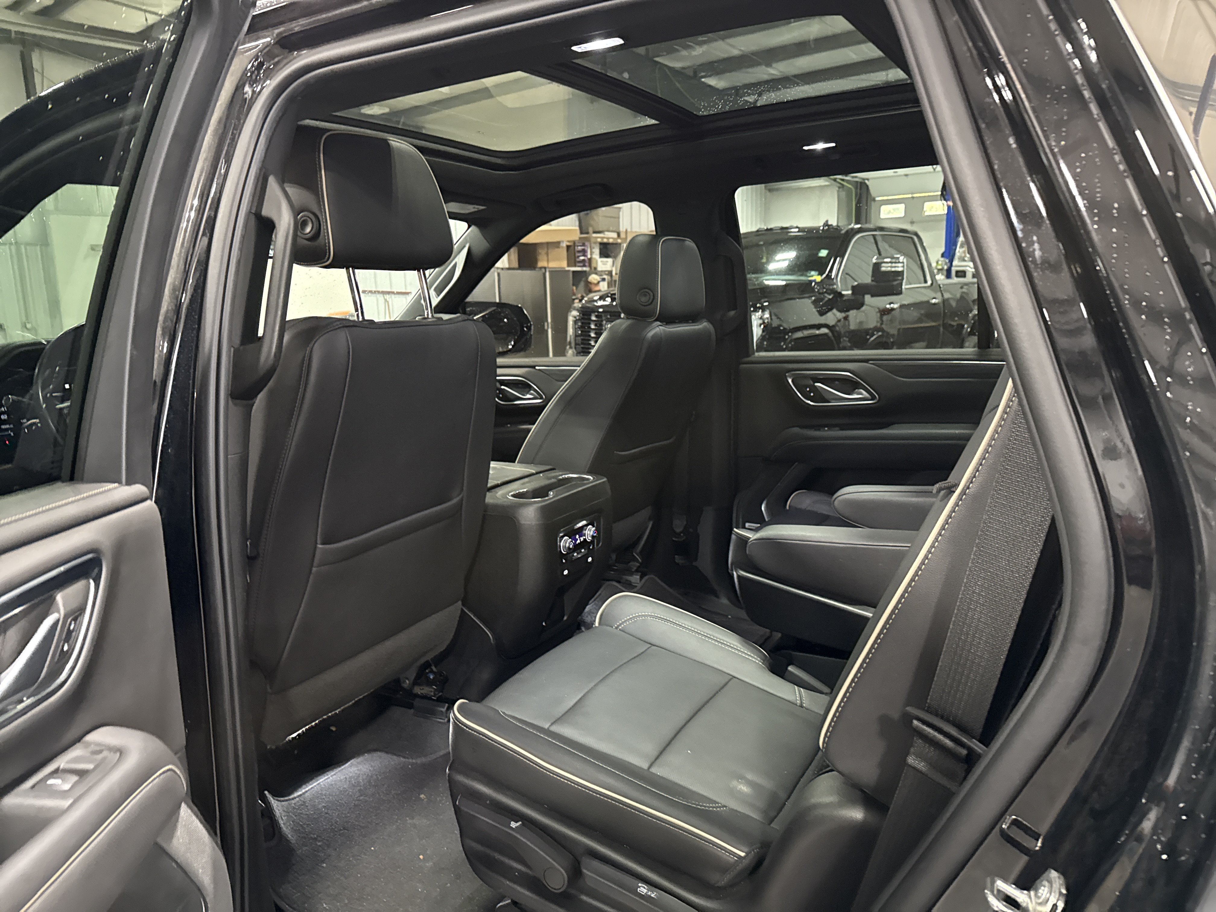 Used 2022 GMC Yukon SLT w/ SLT Luxury Package AWD/4WD image 8