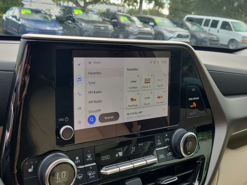 Used 2023 Toyota Highlander XLE FWD image 21